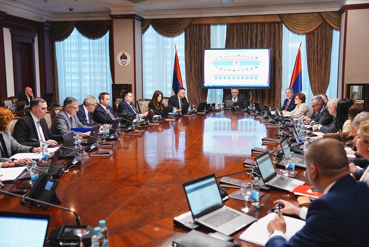 The Government holds the 3rd session, proposes higher salaries for budget users and a model for excise tax refund