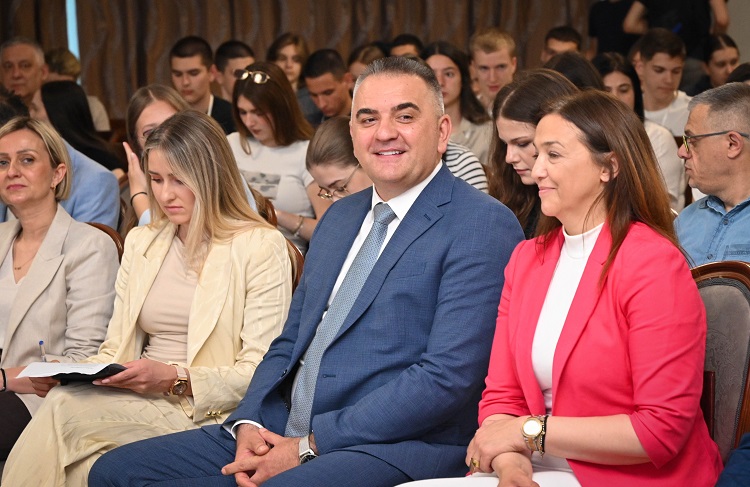 Prime Minister Minić invites young people to delegate ideas to improve their position in society