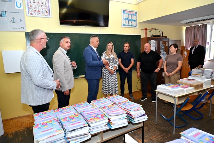 Prime Minister Minić visits the Stanko Rakita Elementary School in Banja Luka, free textbooks for 80,000 elementary school students in Republic of Srpska 