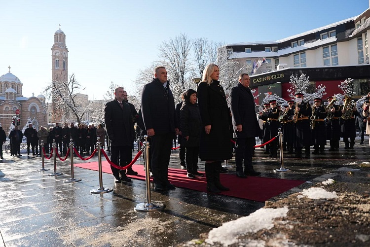 Prime Minister Savo Minić lays wreaths at memorials on the occasion of the Day of the Republic and the Fighters' Day