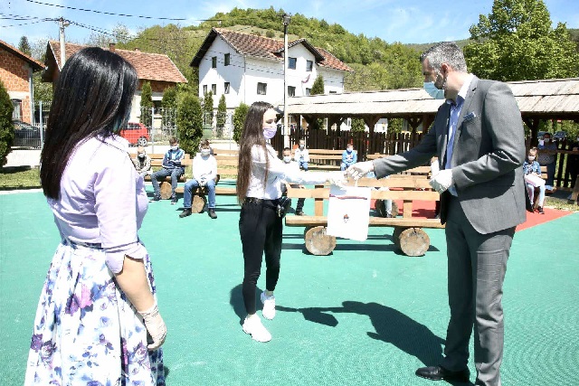 Minister Rajčević delivered 15 computers to students from Jezero 