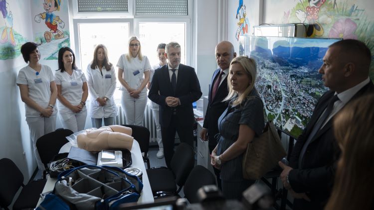 У Дому здравља Пале отворен Центар за едукацију, додијељени и аутомобили за рад медицинских сестара у заједници