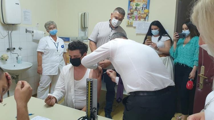Министар Шеранић посјетио Нови Град и Костајницу, вакцинисао начелника општине 