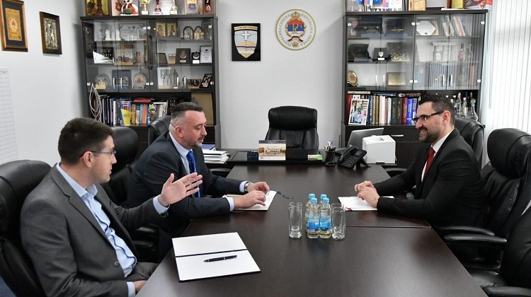 Интензивирати обуку кадра који би се бавио приступом међународним пројектима