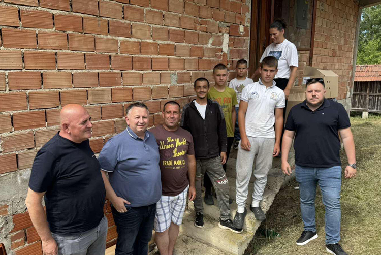 ЈОВИЋ НАЈАВИО ФИНАНСИЈСКУ ПОМОЋ ЗА ДЕВЕТОЧЛАНУ ПОРОДИЦУ ИЗ СЕЛА ПАЊИК 