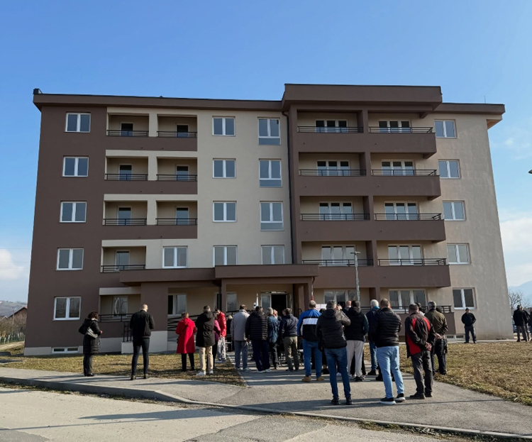 УРУЧЕНИ КЉУЧЕВИ ПОРОДИЦАМА ИЗ АЛТЕРНАТИВНОГ СМЈЕШТАЈА У ЗВОРНИКУ