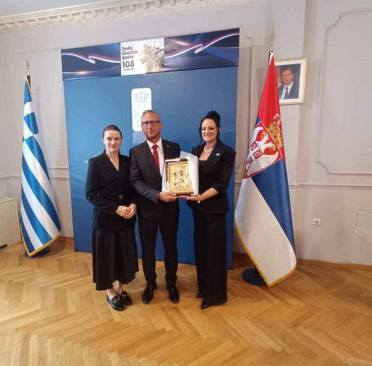 МИНИСТРУ ОСТОЈИЋУ УРУЧЕНА ИКОНА СА ХИЛАНДАРА