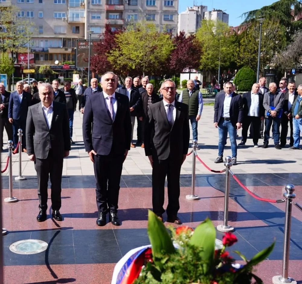 Права бораца у фокусу: Минић и Остојић положили вијенце у Бијељини