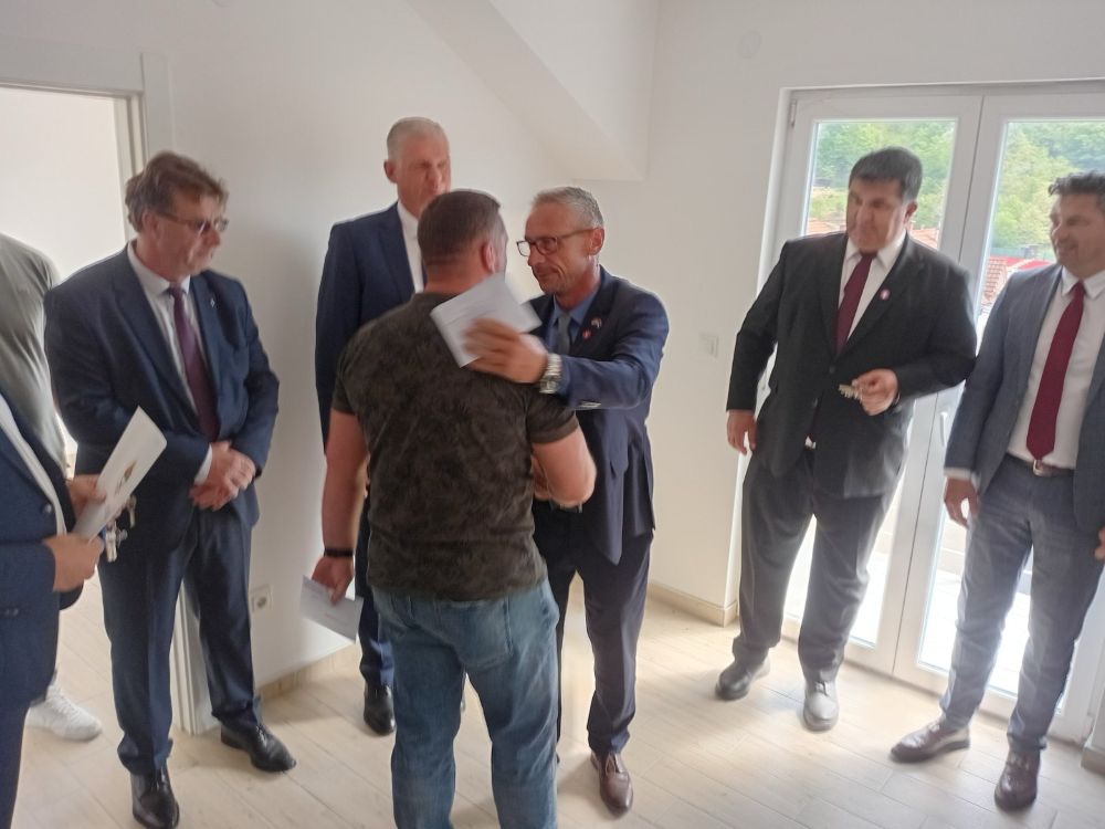 Лопаре: Уручени кључеви за три породице