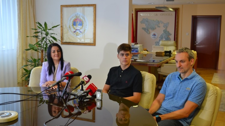 Министар Давидовић уприличила пријем и наградила младог пливача Јована Лекића