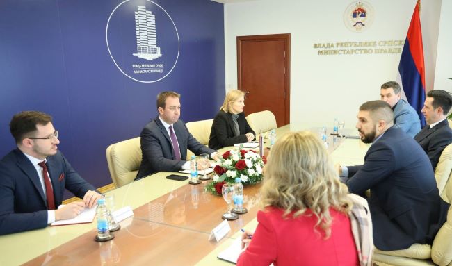 Радити на стварању претпоставки за оснивање Адвокатске академије