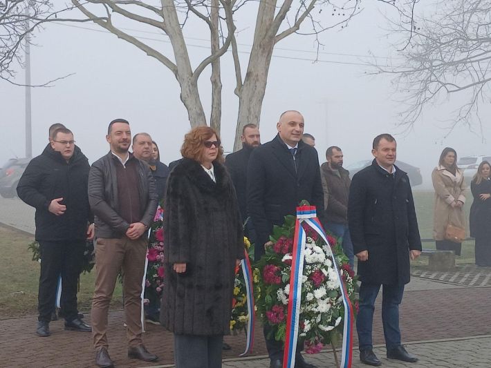 Министарка Јујић положила вијенце на централном споменику у Спомен-подручју Доња Градина