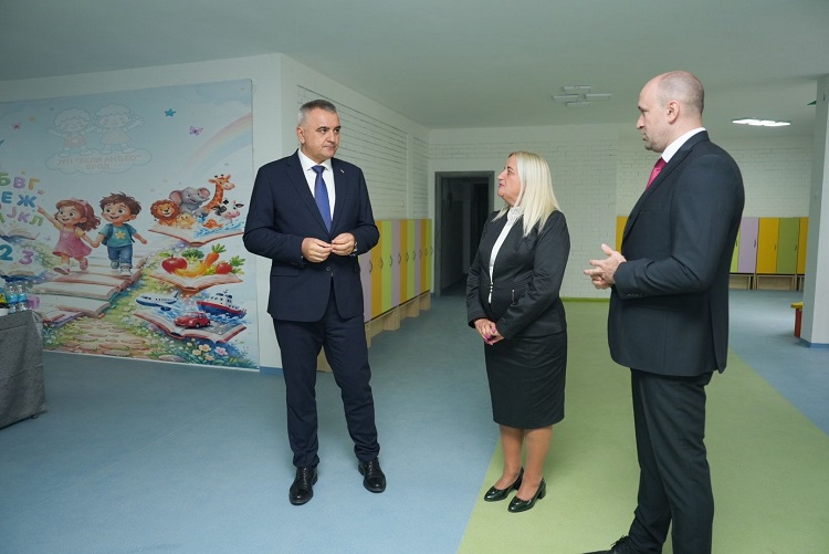 Премијер Минић у посјети Броду: Са мјештанима о потребама заједнице, обишао и вртић „Бели анђео“
