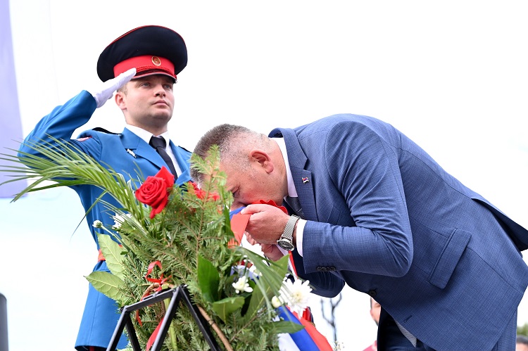 Премијер Минић у Пелагићеву: Поносни на хероје који су пробијали коридор и бранили границе Српске