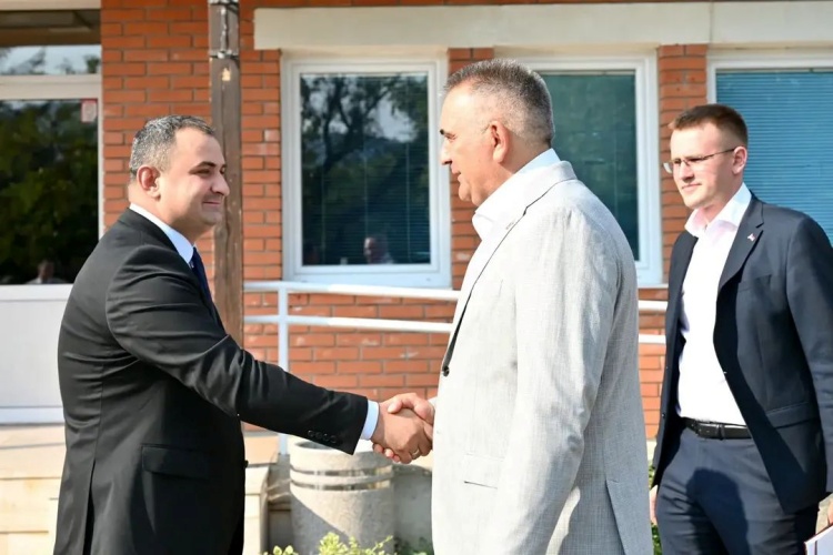 Премијер Минић посјетио Берковиће: За реконструкцију фискултурне сале 800.000 КМ, за надокнаду штете пољопривредницима 150.000 КМ
