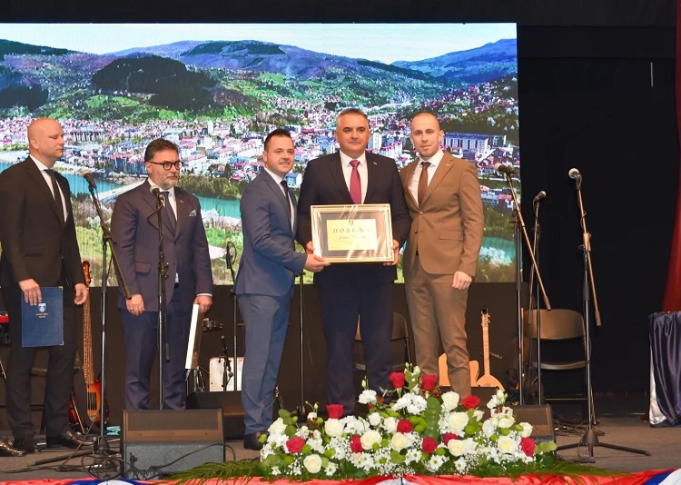 Премијеру Минићу уручена повеља општине Фоча