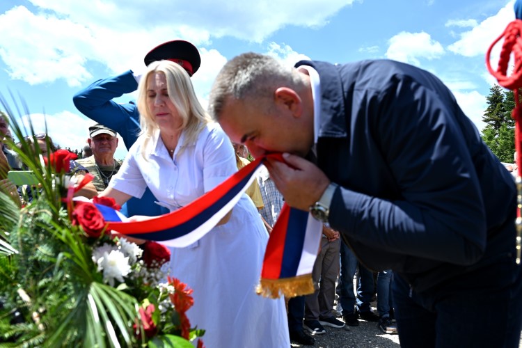 Предсједник Владе Републике Српске положио вијенац испред споменика страдалим учесницима Народноослободилачког рата