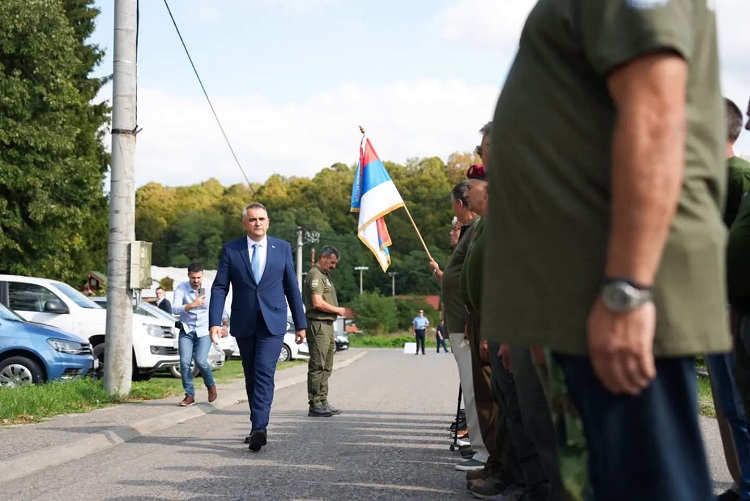 Премијер Минић на обиљежавању у Прњавору: Прва лака прњаворска бригада дала немјерљив допринос у одбрани Републике Српске
